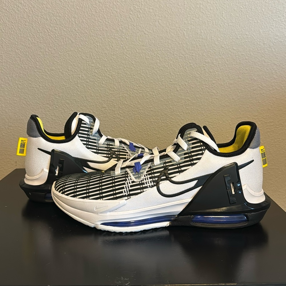 Nike Lebron Witness VI Mens Basketball Trainers CZ4052